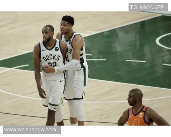 米德尔顿看到字母在篮下一亮眼 以制造对手进攻犯规为核心战术思路 米德尔顿看到字母在篮下一亮眼 以制造对手进攻犯规为核心战术思路